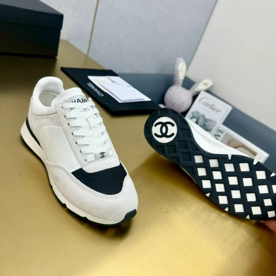👟👟Ex-factory price 560👟👟 CHANEL Chanel thick-soled panda sneakers Panda biscuit shoes Chanel 2024ss popular panda shoes 🐼Colorful thick-soled casual sports shoes sneakers counter synchronization The counter is very popular Very difficult to buy a shoe The most popular thick-soled panda shoes on the Internet It can be imagined that small fragrance control can not miss it, both appearance and comfort coexist Simple and versatile white shoes. The thick sole increases height and is super versatile. You can wear it with your eyes closed😍Whoever wears it will look better. Upper: calfskin. Lining: imported sheepskin lining. Outsole: TPU original outsole. Size: 35-40 (41 customized.